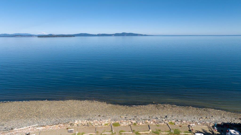 Rocky beach and calm water at Beachcomber RV Park