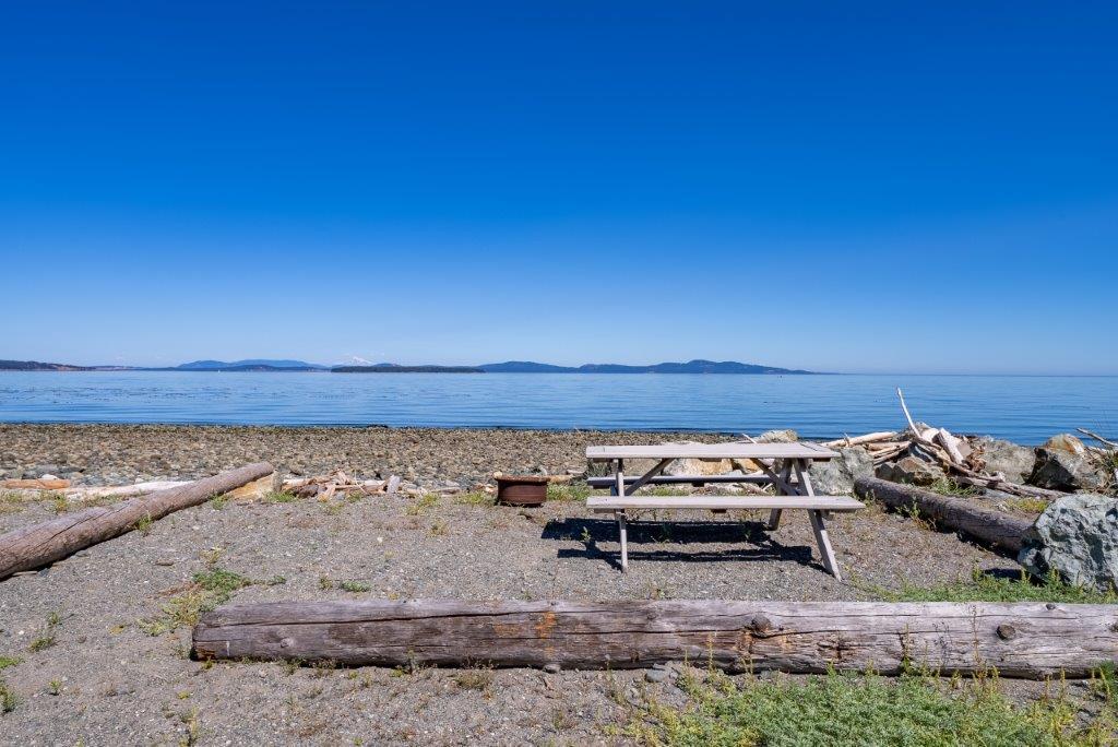 Picnic tables beside the beach at Beachcomber RV Park