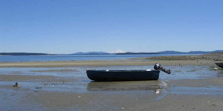 Small boat on the beach at low tide near Beachcomber RV Park